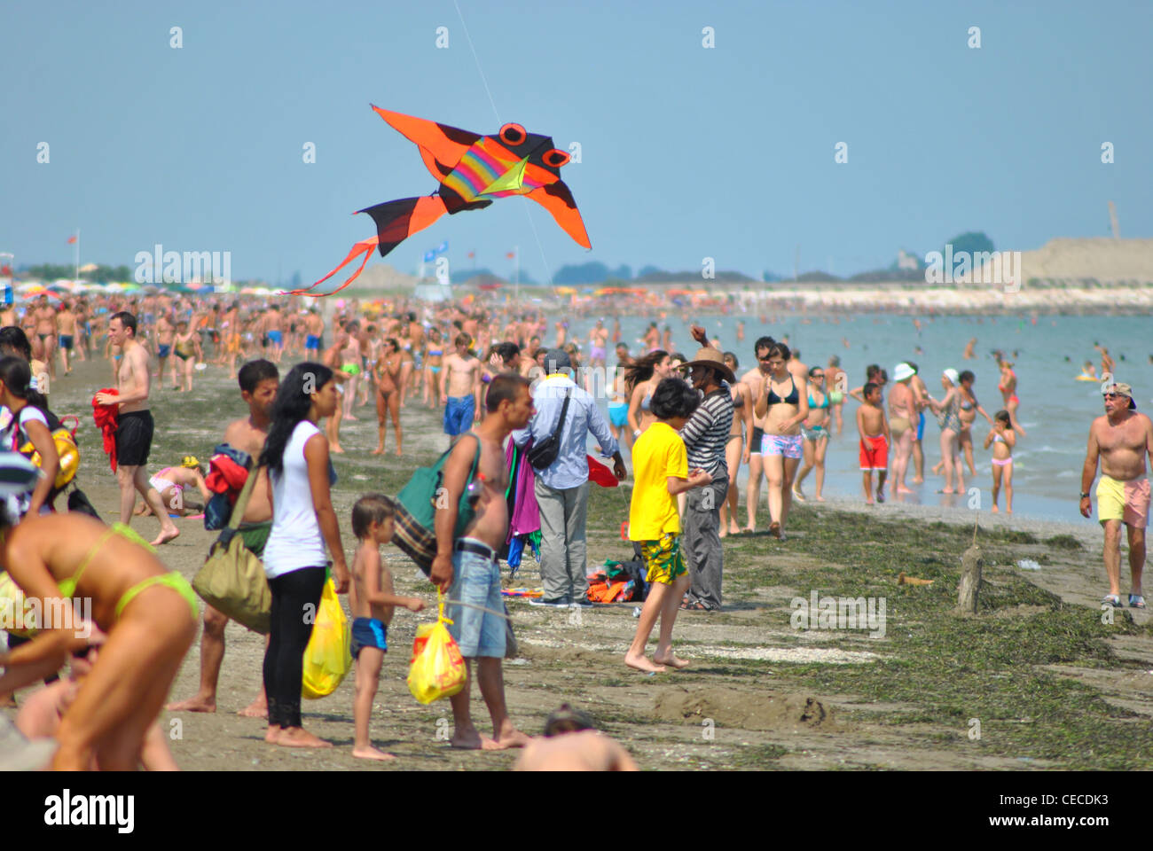 Una concurrida playa de Lido en el verano, Venecia, Italia Foto de stock