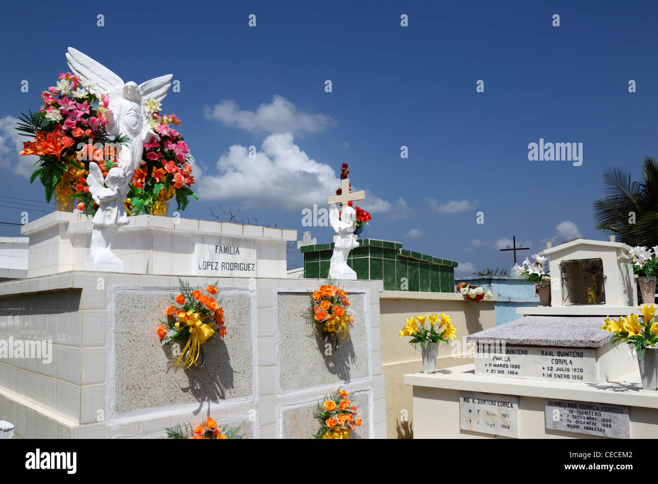 Tumbas en el cementerio de Parita, Provincia de Herrera , la península de Azuero, Panamá Foto de stock