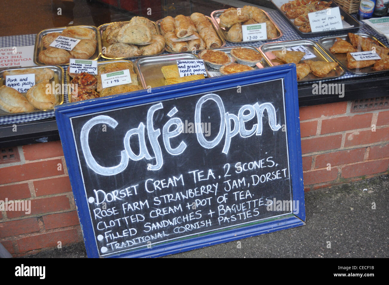 Cafetería abierta, signo de Lyme Regis, Dorset Foto de stock