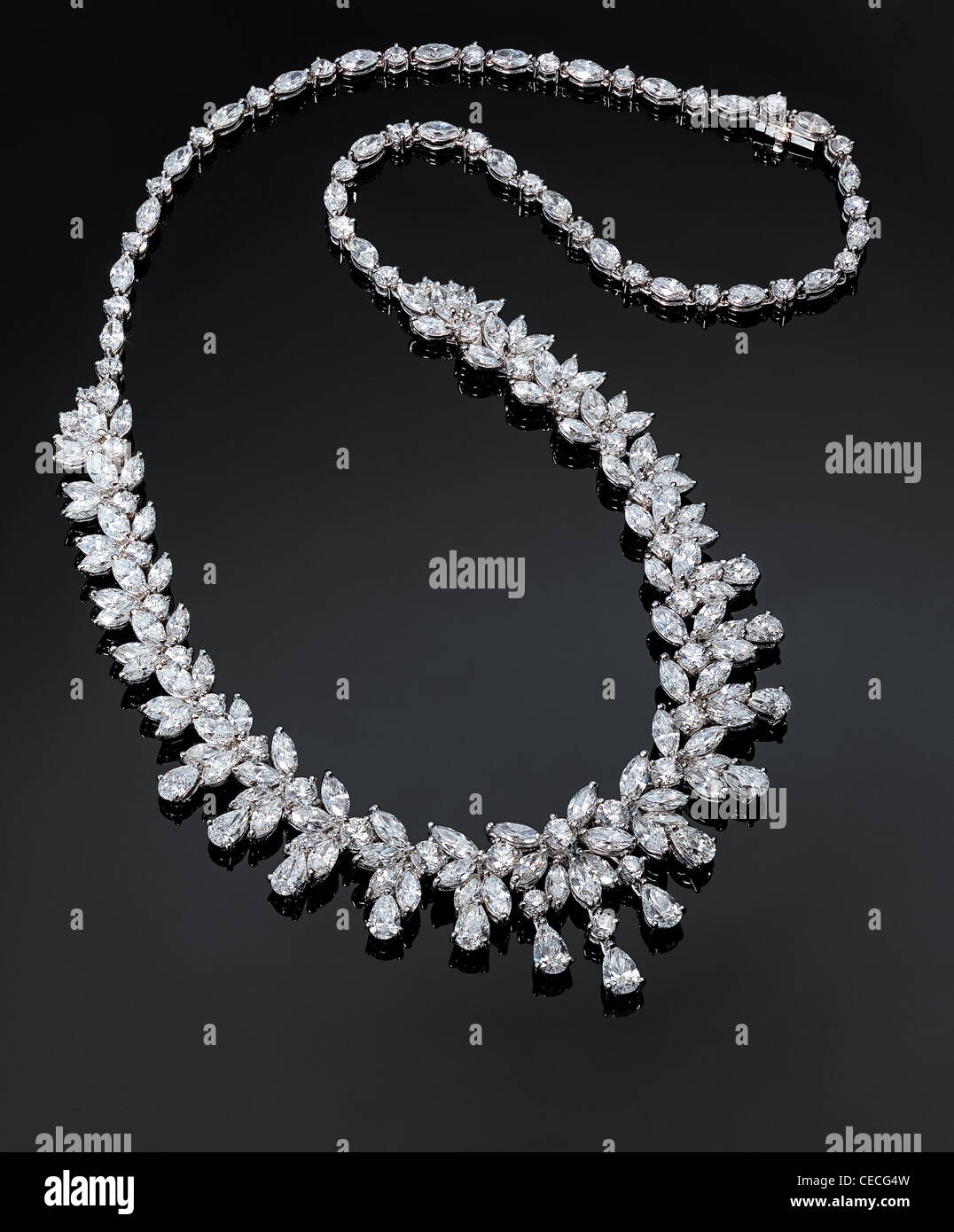 Caro collar de diamantes sobre un fondo negro Fotografía de stock - Alamy