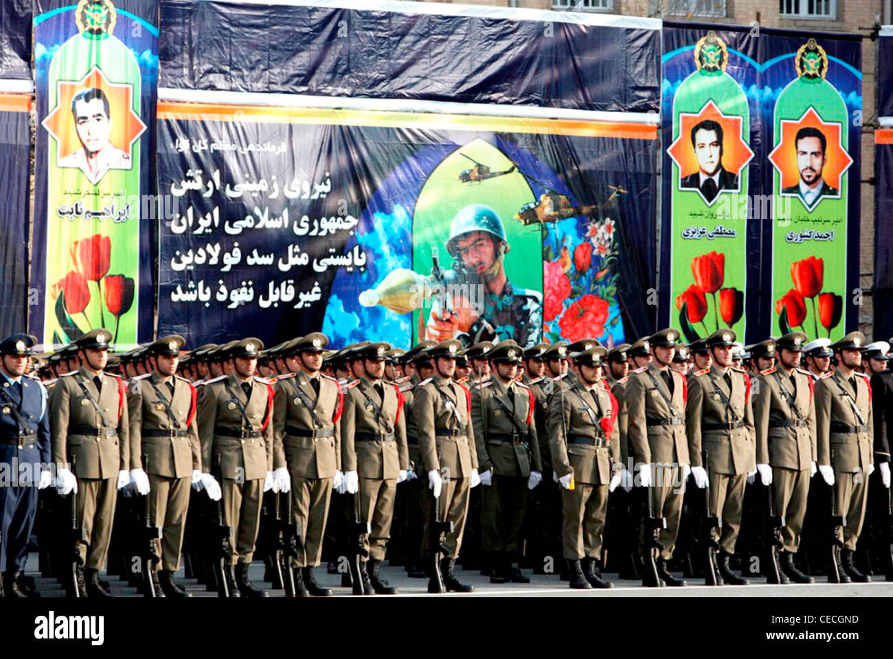 Los oficiales y soldados del ejército iraní durante un desfile en Teherán. Foto de stock