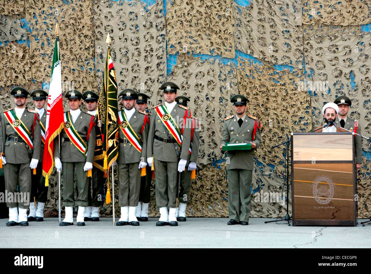 Los oficiales y soldados del ejército iraní durante un desfile en Teherán. Foto de stock