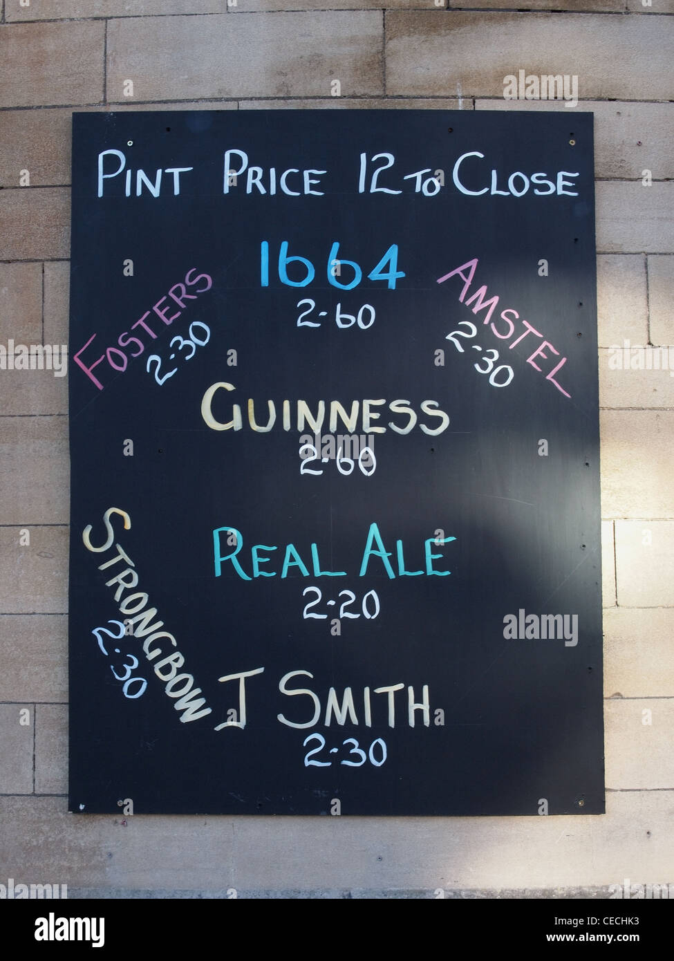 Los precios de la cerveza barata, Chippenham, Wiltshire, noviembre de 2011 Foto de stock