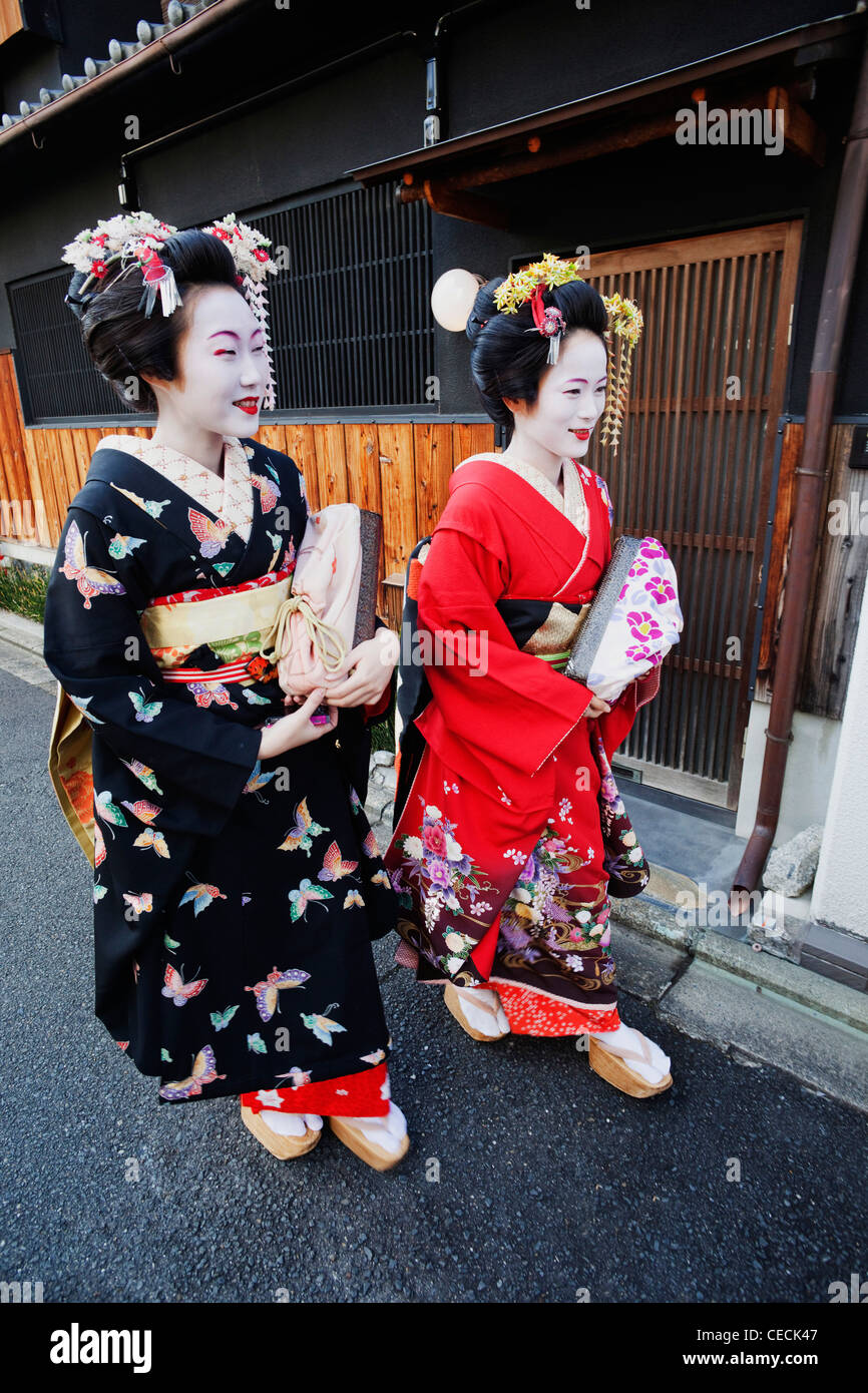 Las Geishas caminando por la calle en ropa tradicional japonesa Fotografía  de stock - Alamy