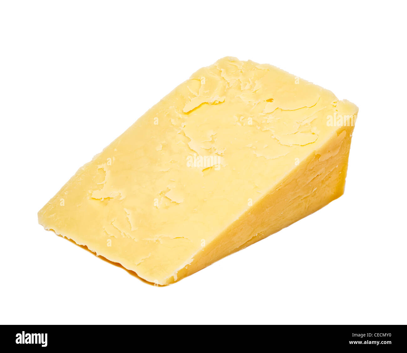 El queso Cheddar sobre fondo blanco. Foto de stock