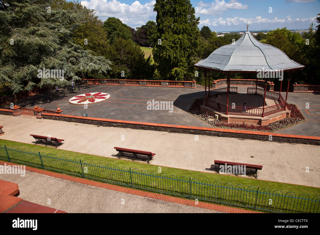 Kiosco en el parque para conciertos al aire libre, parque de Belle Vue , Newport, South Wales, Reino Unido Foto de stock
