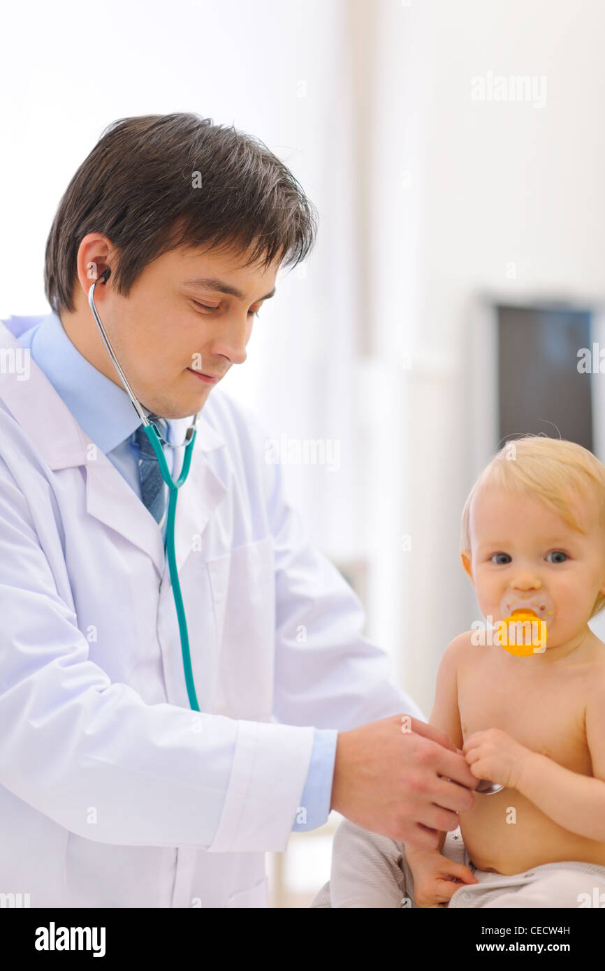 Bebé Asustado Es Examinado Por Un Profesional Sanitario Imagen de archivo -  Imagen de centro, profesional: 231450515