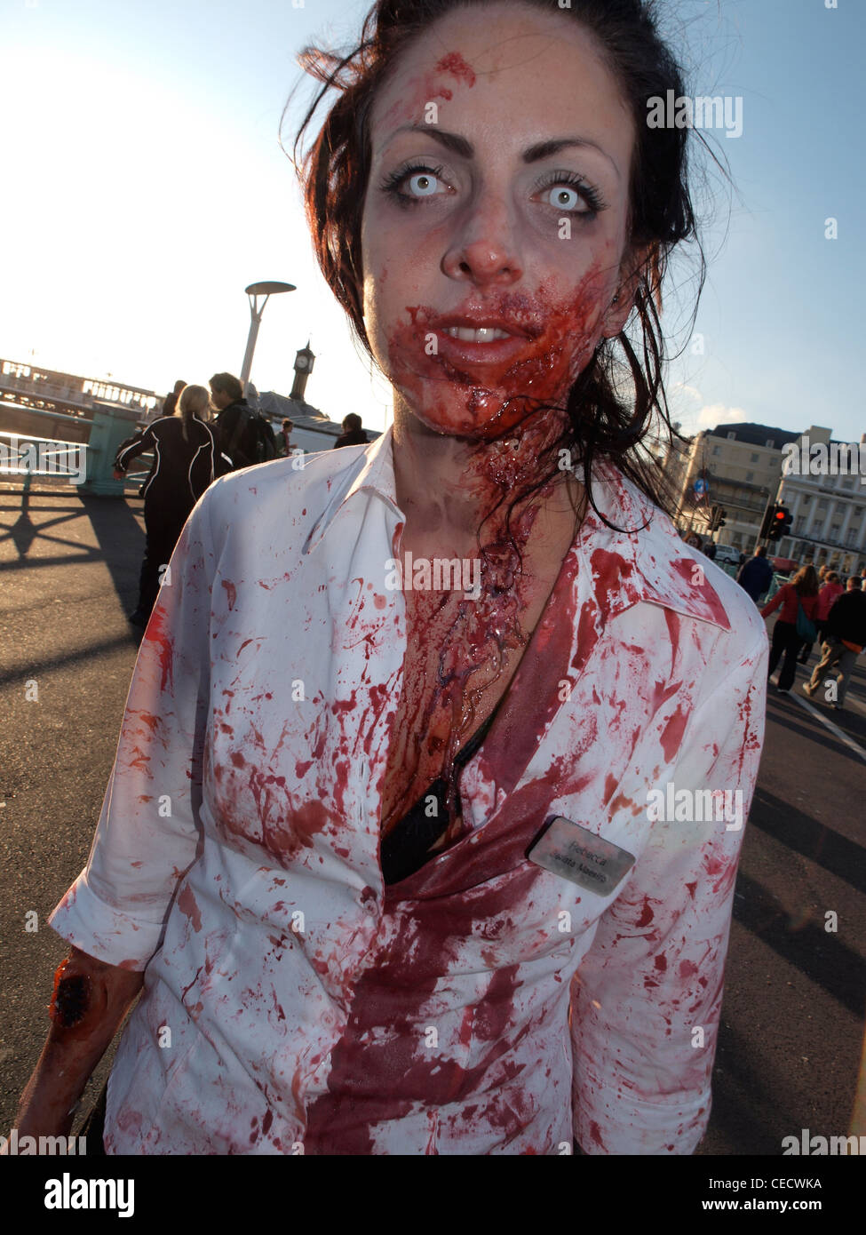Un zombie girl con su garganta cortada Fotografía de stock - Alamy