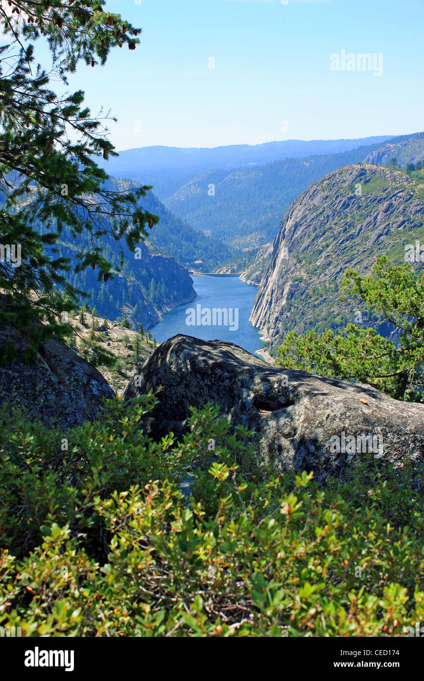 Vistas al lago entre un cañón en las montañas Foto de stock