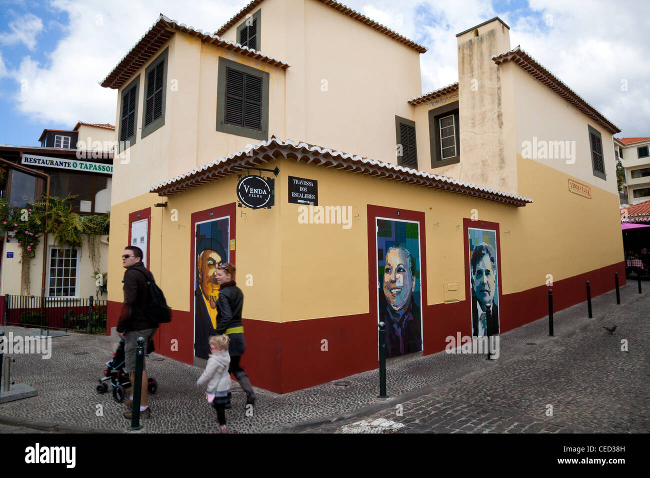 Pinturas y retratos en la arquitectura mediterránea Zona Historica do Funchal Portas com Art. Puertas decoradas en Funchal, Madeira, Portugal. Foto de stock