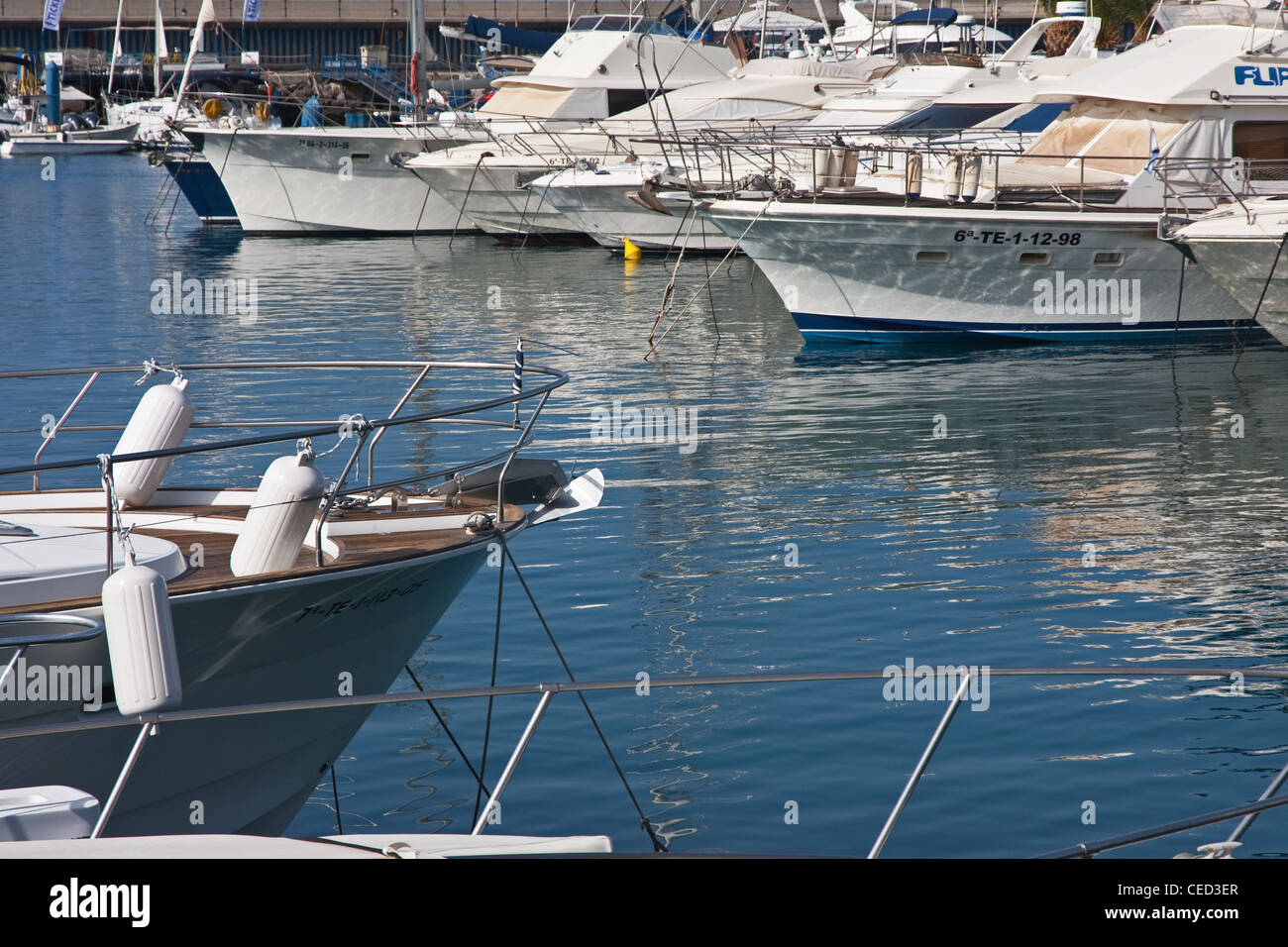 Yates y barcos en el puerto deportivo de Puerto Colón, Santa Cruz de  Tenerife Fotografía de stock - Alamy