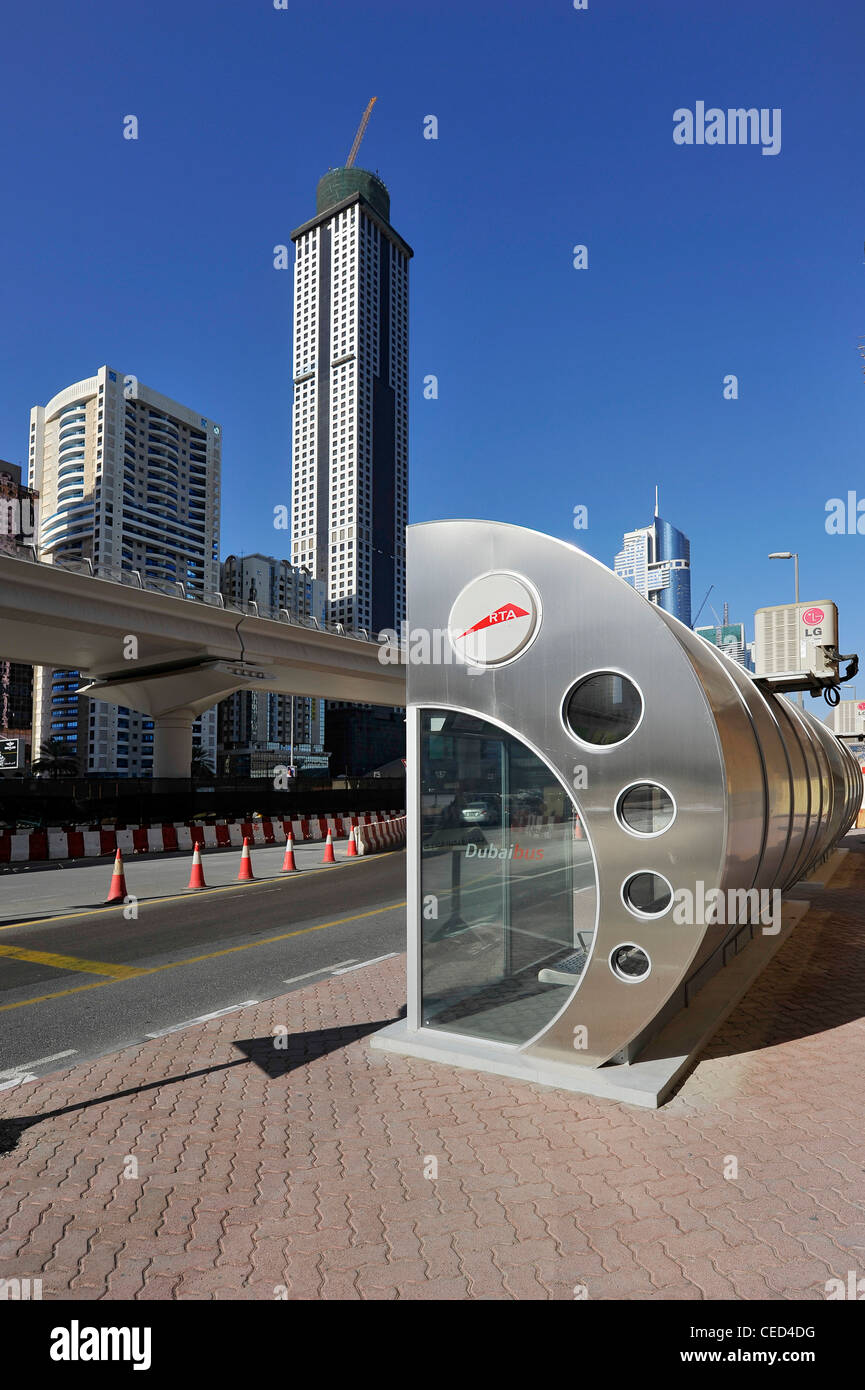 Parada de autobús con aire acondicionado de la ACR, la arquitectura  moderna, el distrito financiero de Dubai, Emiratos Árabes Unidos, Oriente  Medio Fotografía de stock - Alamy
