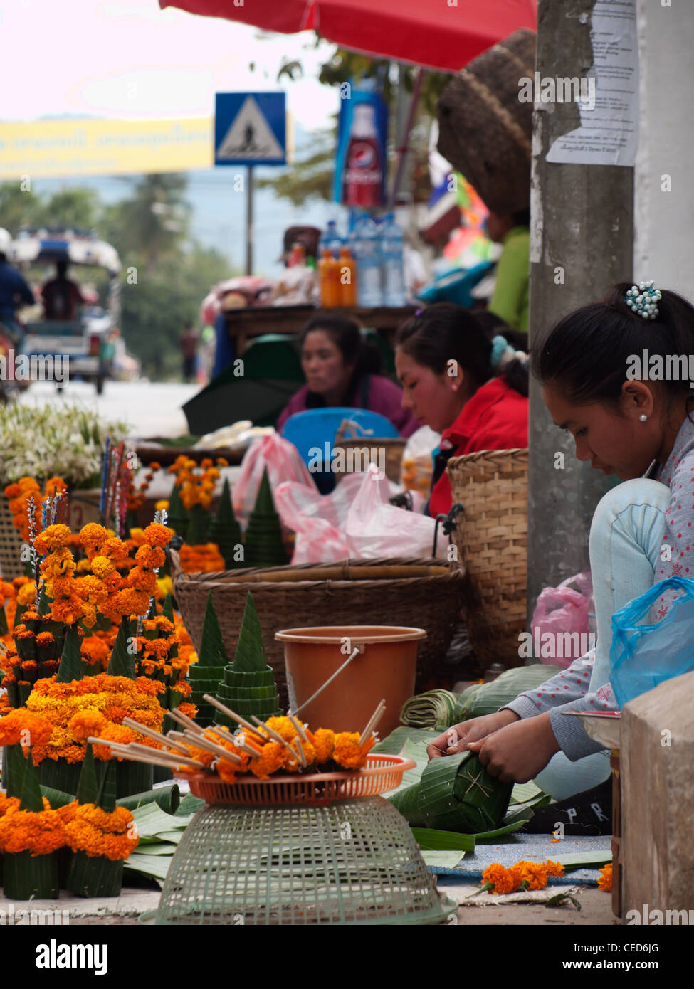 Los vendedores ambulantes en la ciudad de Luang Prabang Laos Foto de stock