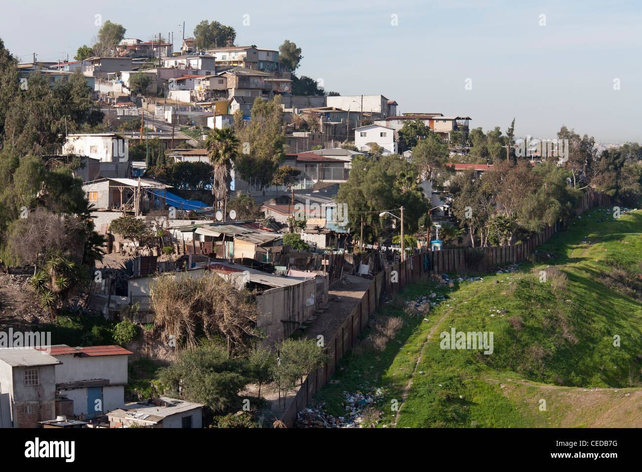 San Ysidro, California - un barrio en Tijuana, México, detrás de la valla que separa los Estados Unidos y México. Foto de stock