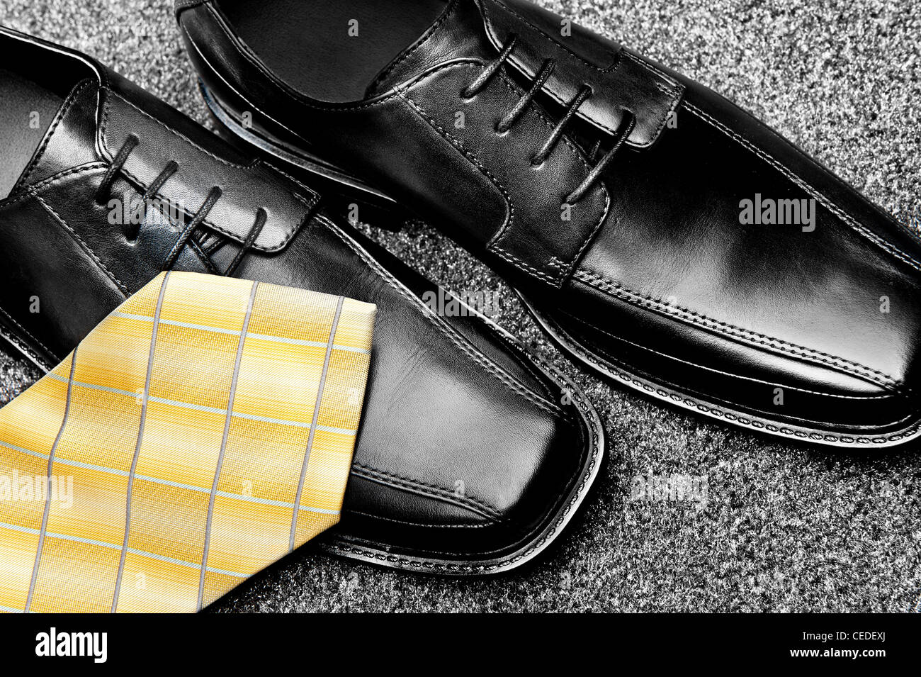 Un par de zapatos de vestir de cuero negro con una corbata amarillo  Fotografía de stock - Alamy