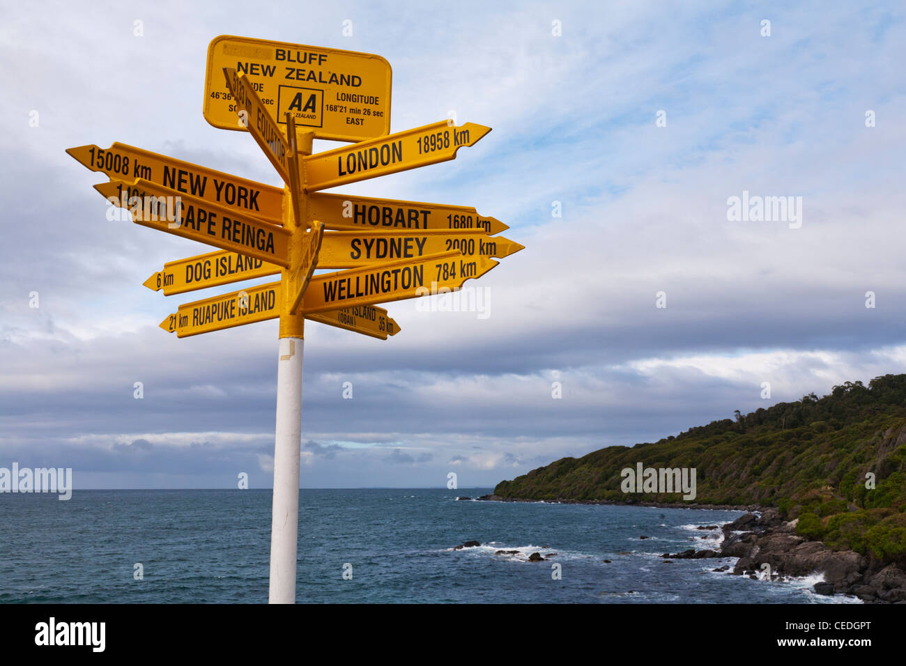 Famoso signo en Bluff en la Isla del Sur de Nueva Zelanda, mostrando la distancia a varias ciudades. Foto de stock