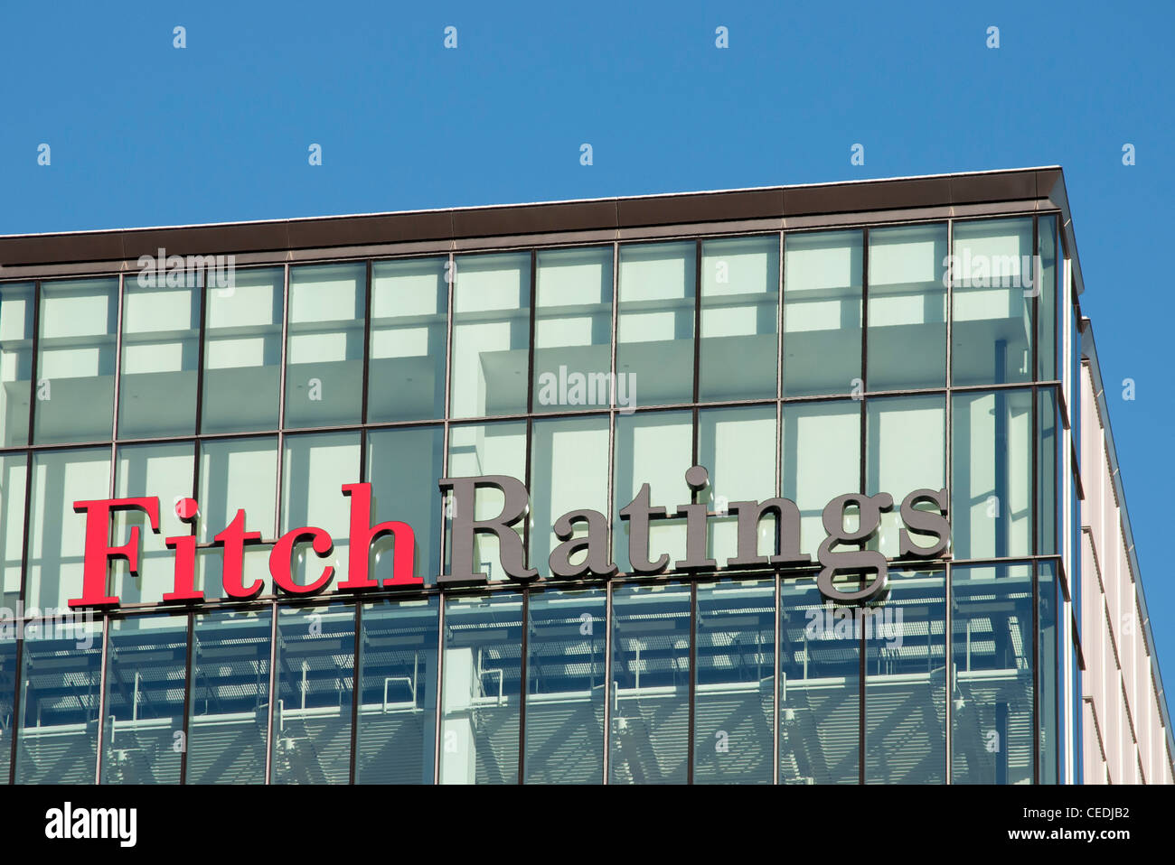 Close-up de la agencia calificadora internacional Fitch Logotipo en torre de oficinas en 30 North Colonnade, Canary Wharf, los Docklands de Londres, Reino Unido Foto de stock