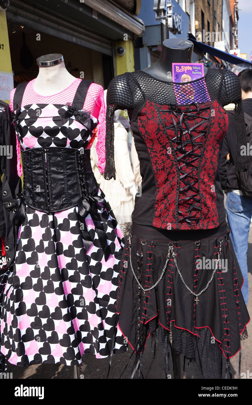 Inglaterra, Londres, Camden, Camden High Street, tienda de ropa gótica  mostrar Fotografía de stock - Alamy
