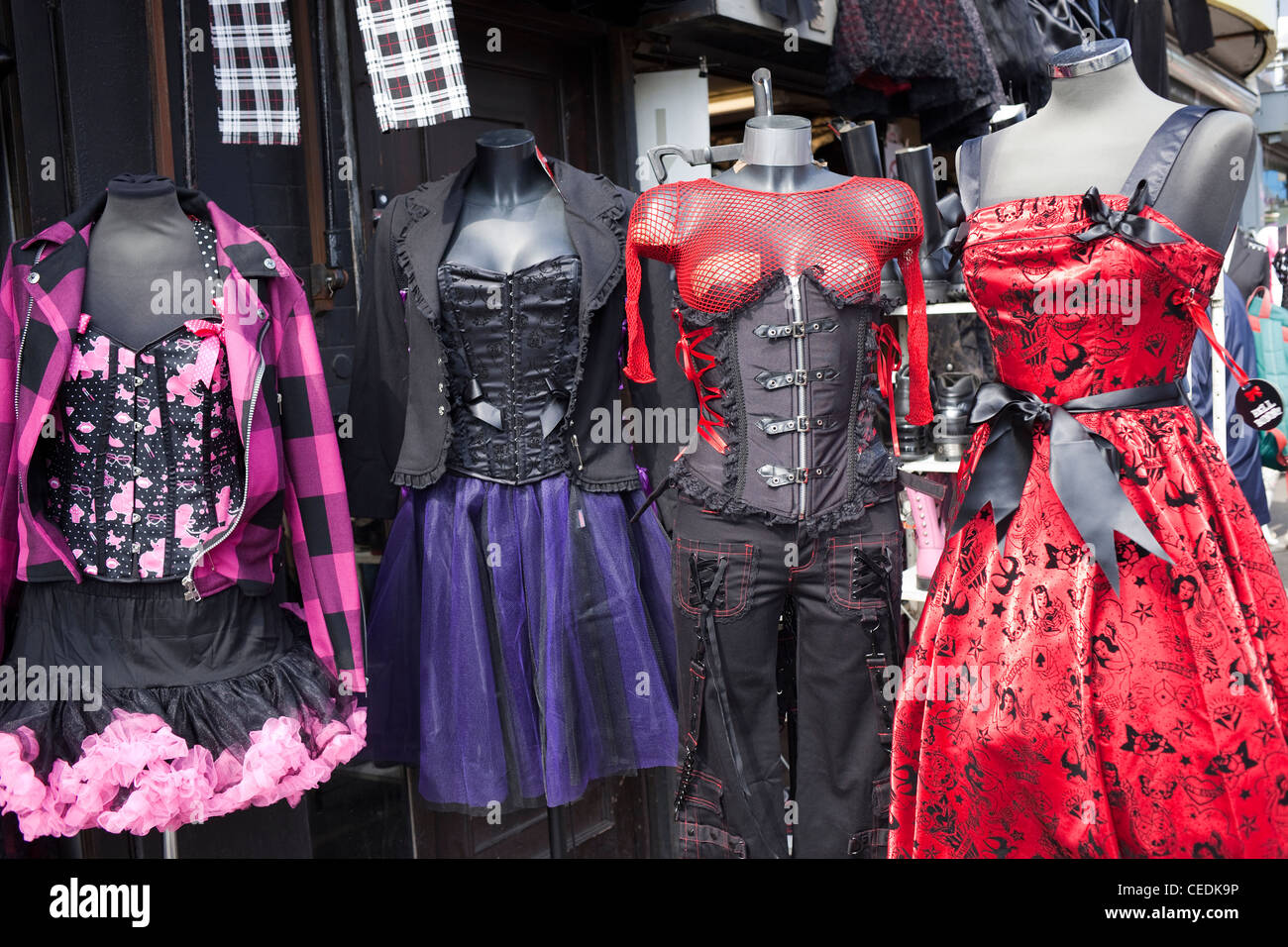 Londres, Camden, Camden High tienda de ropa gótica mostrar Fotografía de stock - Alamy