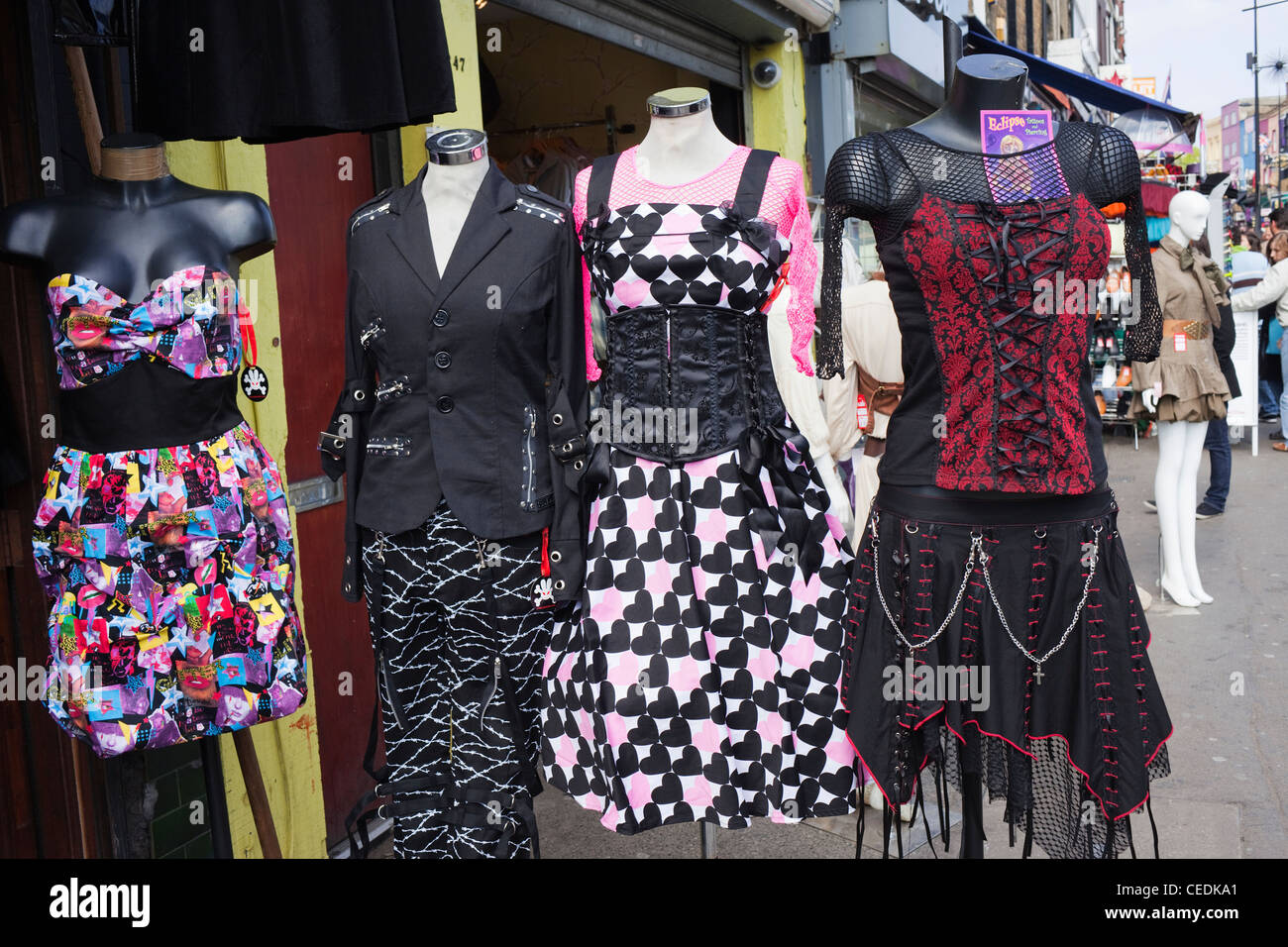 Abreviar Irregularidades no relacionado Inglaterra, Londres, Camden, Camden High Street, tienda de ropa gótica  mostrar Fotografía de stock - Alamy