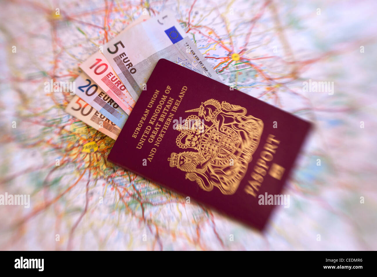 British pasaporte europeo lleno de billetes de moneda en la parte superior del mapa de Francia Foto de stock