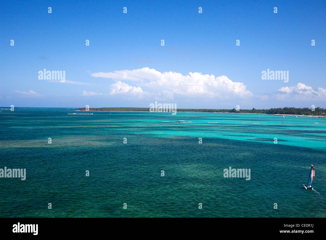 República Dominicana, Costa del Coco, Bavaro, vista sobre el mar y el horizonte de parapente Foto de stock