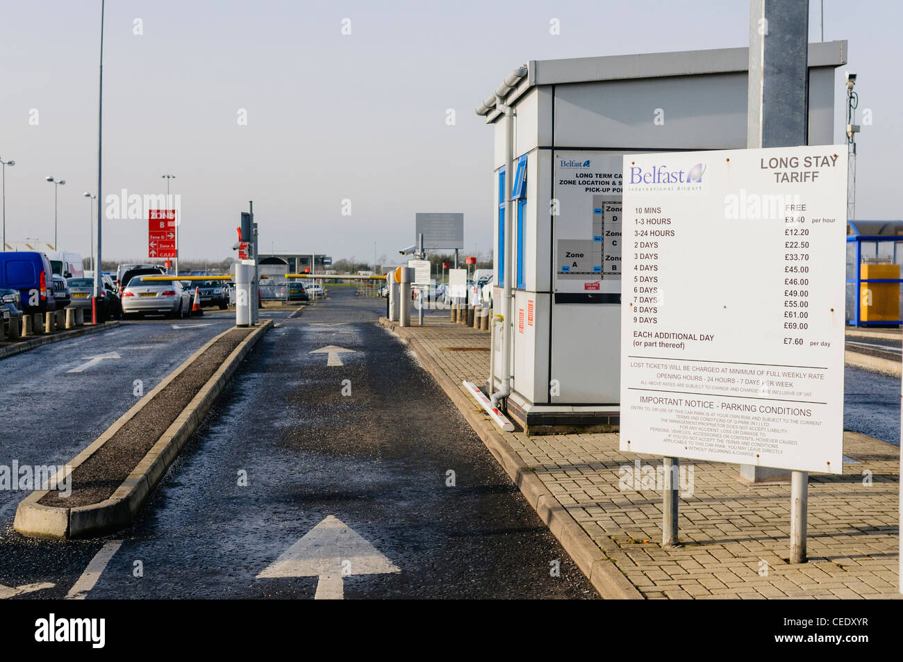 La entrada al parking de larga estancia en el aeropuerto internacional de  Belfast Fotografía de stock - Alamy