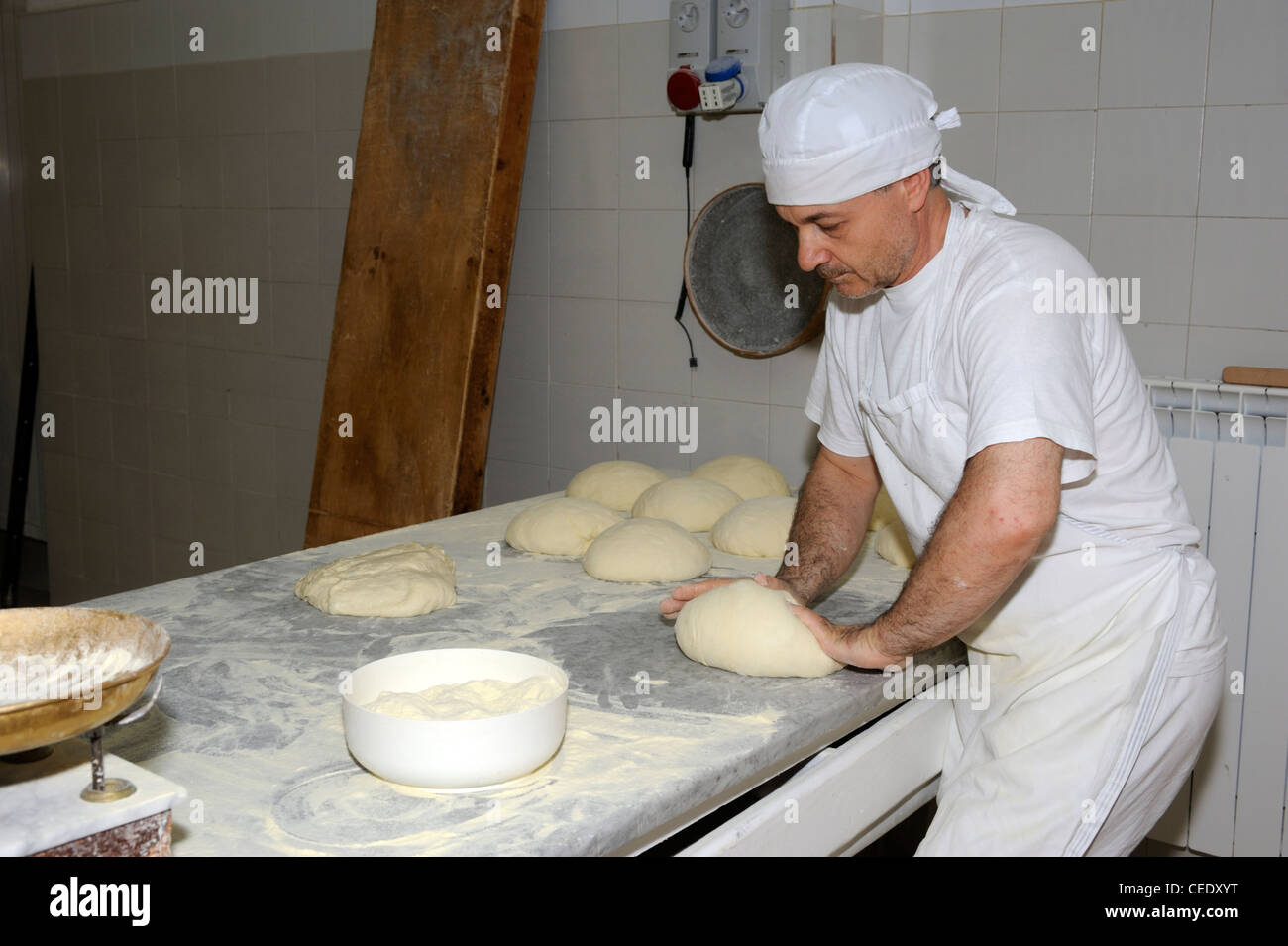 italia, basilicata, roccanova, panadería, panadero amasando pan Foto de stock