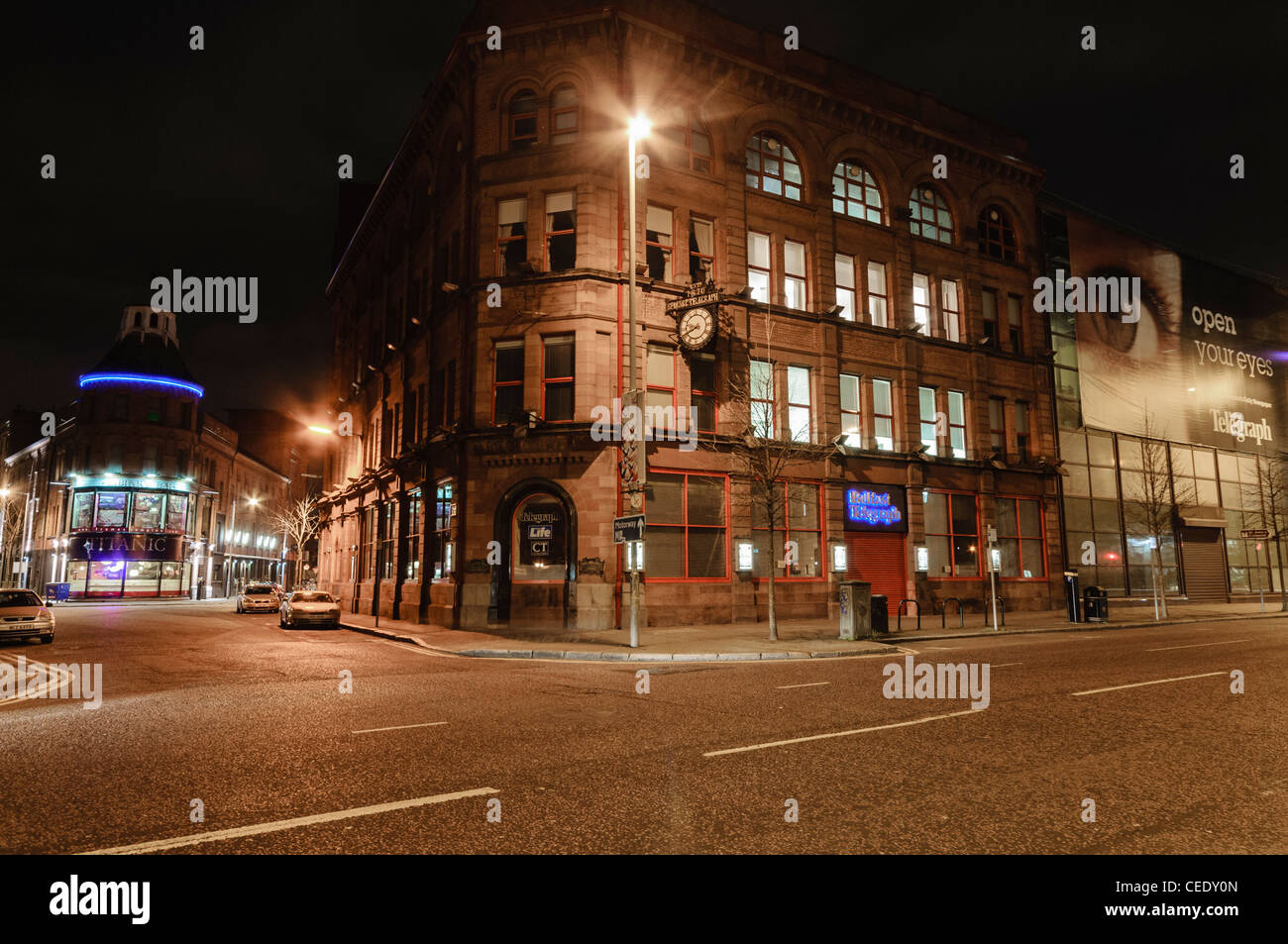 Belfast Telegraph edificio de noche Fotografía de stock Alamy