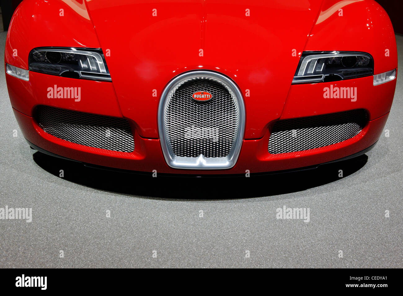 Frontal, rojo, supercar Bugatti Veyron Grand Sport Foto de stock