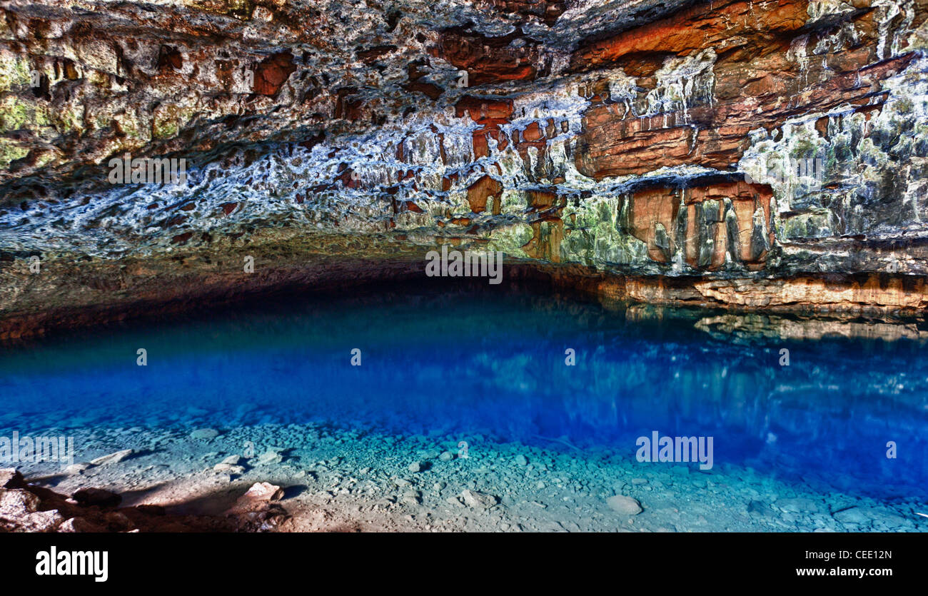 Waikapalae cueva húmeda en el Parque Estatal Haena, Kauai, Hawai. Foto de stock