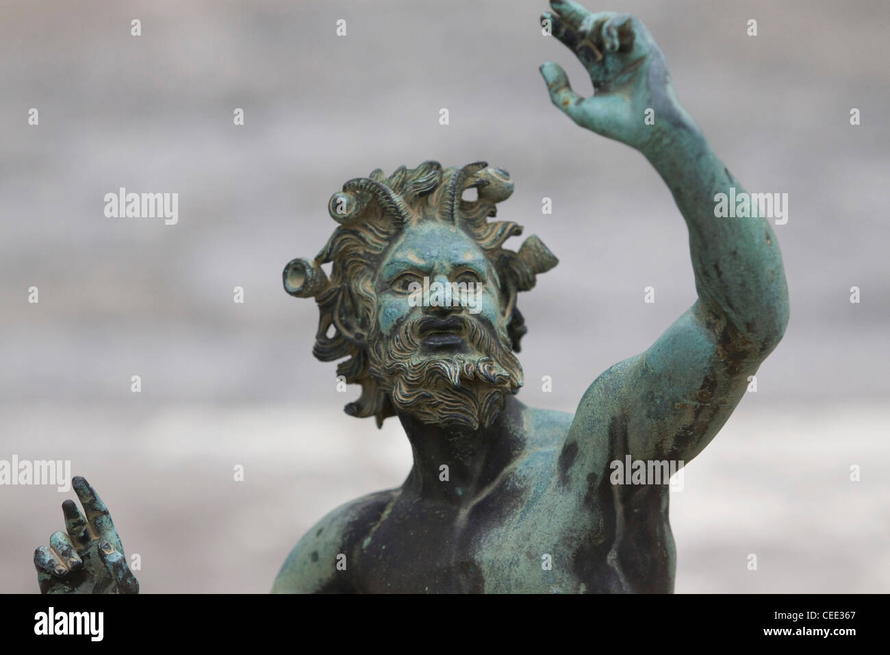 Sátiro (Fauno) estatua en bronce Faun en Pompeya Italia Foto de stock
