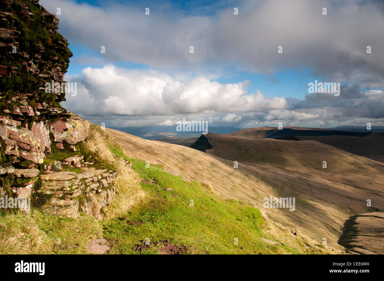 Un paisaje de la breacon bacons mirando a lo largo de la cresta del maíz du pen y fan de Gales Foto de stock