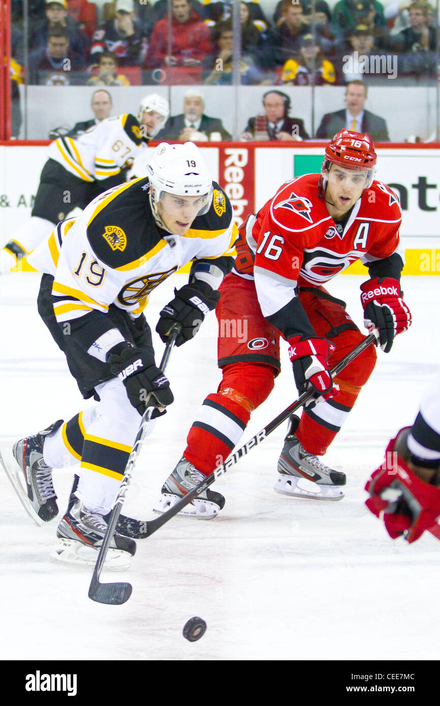 Boston Bruin Tyler Seguin, Carolina Huracán Brandon Sutter - Carolina Hurricanes derrota los Boston Bruins 4-2 en un juego NHL Foto de stock