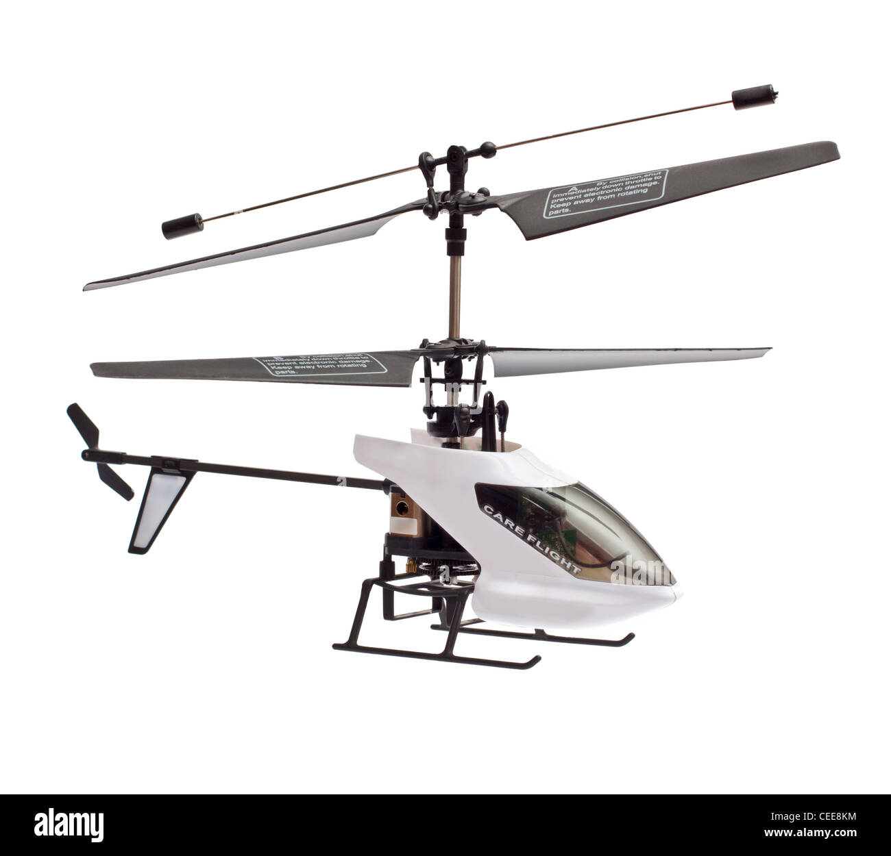 Modelo de helicóptero controlado por radio aislado sobre un fondo blanco. Foto de stock