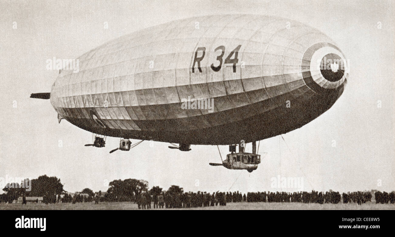 El R34, el dirigible rígido, aterrizando en Pulham, Norfolk, Inglaterra, 13 de julio de 1918, tras la primera vuelta el cruce del Atlántico. Foto de stock