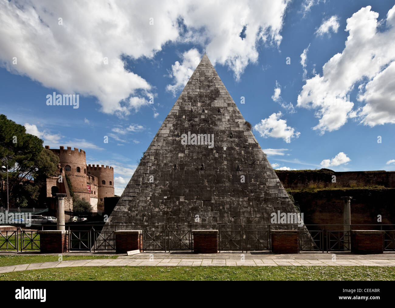 Rom, Cestiuspyramide Caius Cestius, Pyramide des Fotografía de stock ...