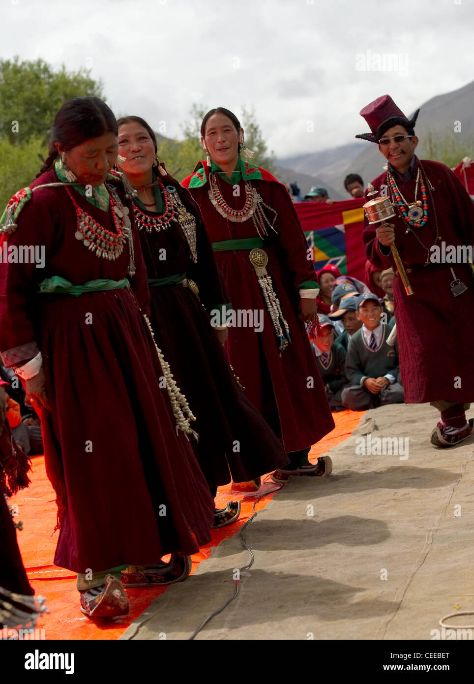 Danza tradicional y trajes étnicos de Ladakh Foto de stock