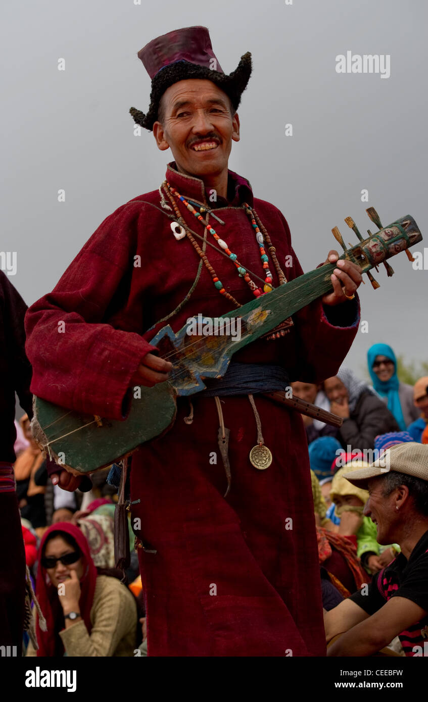 Danza tradicional y trajes étnicos de Ladakh Foto de stock