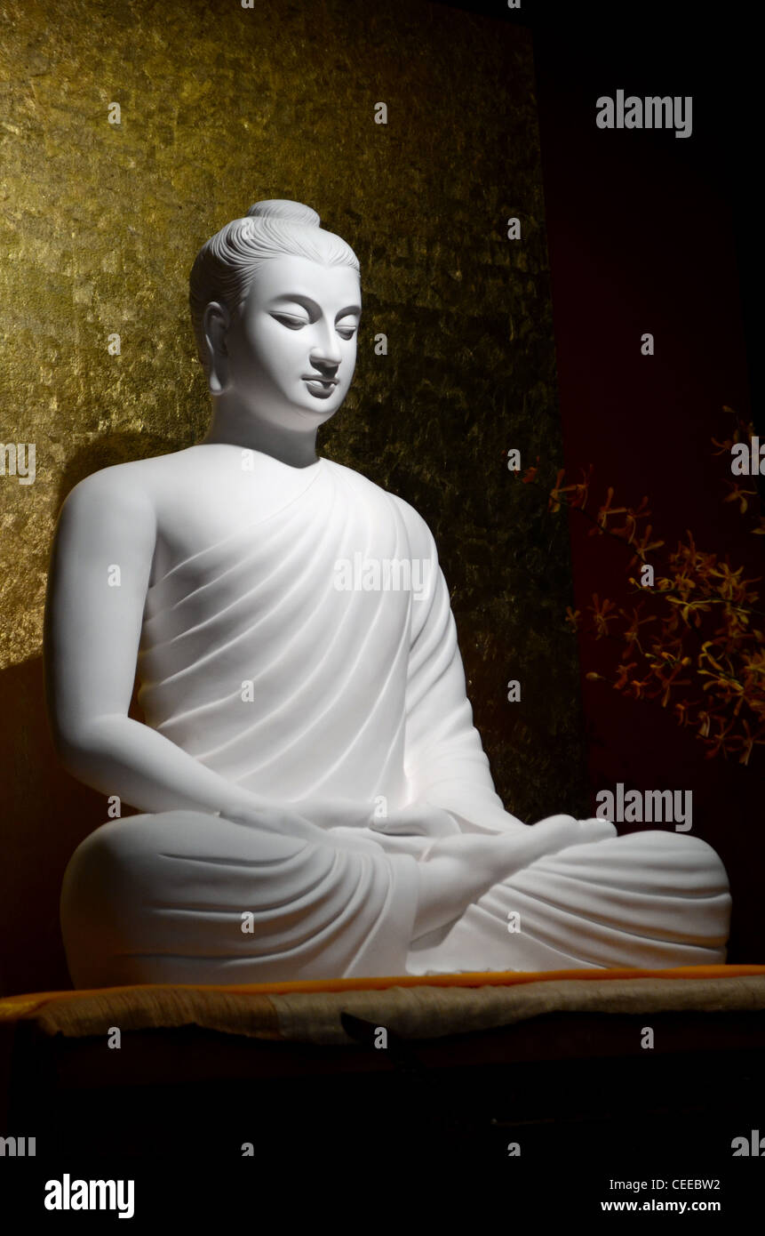 Blanco estatua de Buda sentado en posición de loto, "meditación" Foto de stock