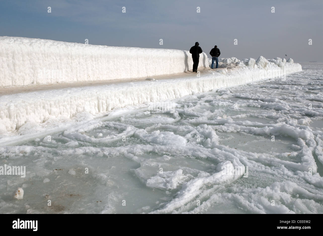Icy pier congelados, el Mar Negro, un fenómeno raro, Odessa, Ucrania, Europa oriental Foto de stock