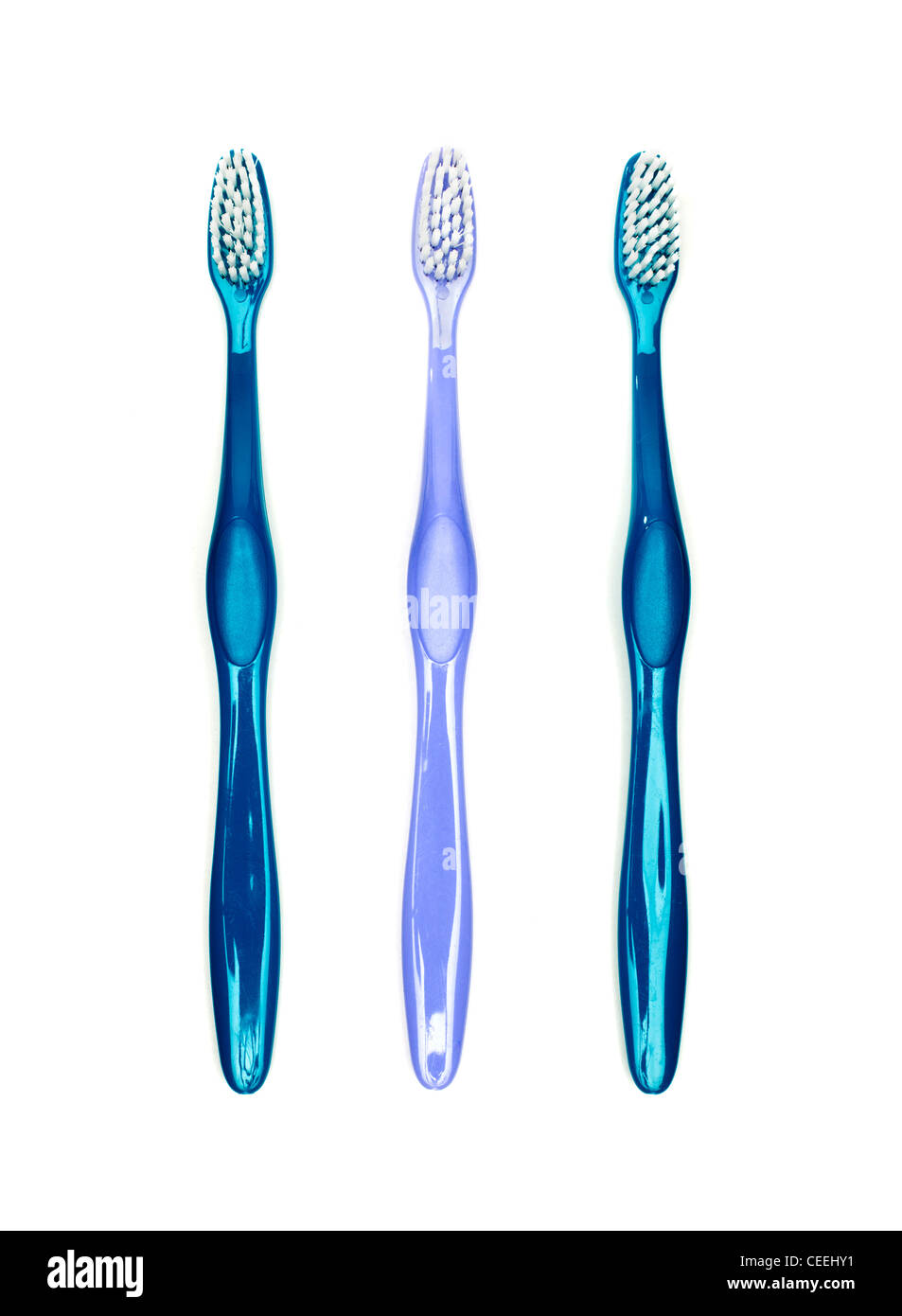 Los cepillos de dientes sobre fondo blanco. Foto de stock