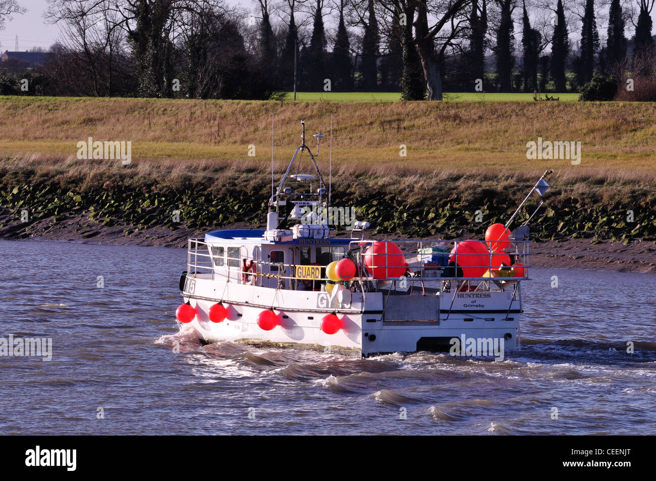 Barco de pesca en el río Nene, al norte de Sutton Bridge, Lincolnshire, Reino Unido Foto de stock