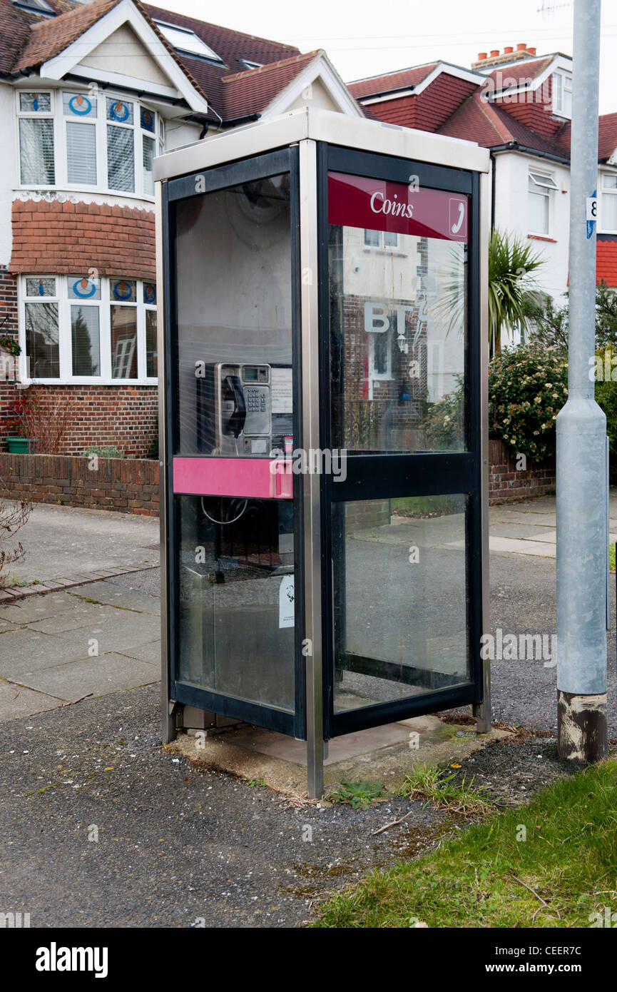 Una cabina telefónica pública British Telecom. Imagen por Pete Gawlik  Fotografía de stock - Alamy