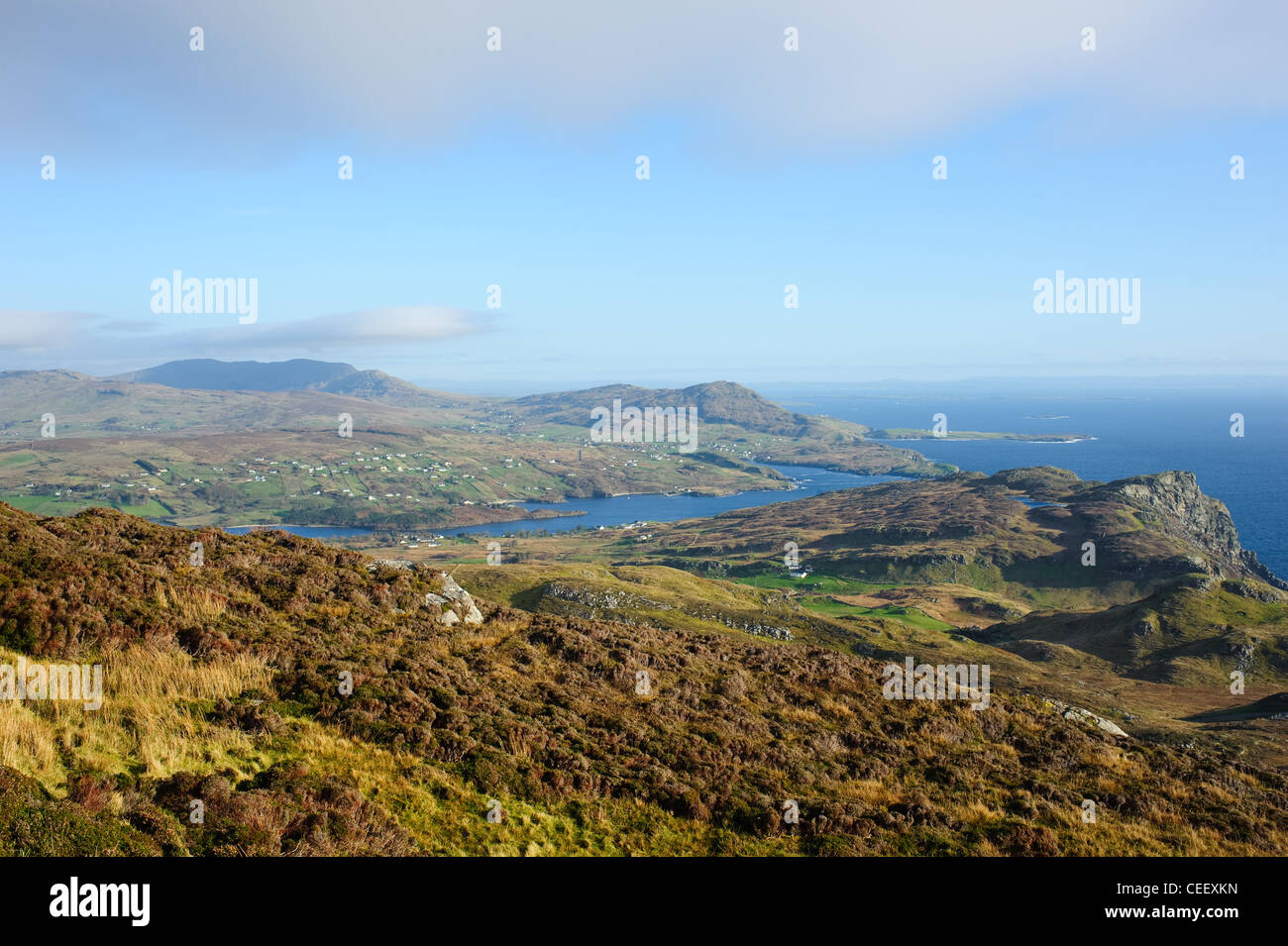 Vista de Slieve League en el Teelin, Jefe Muckros Kilbeg y Co. en Donegal, Irlanda Foto de stock