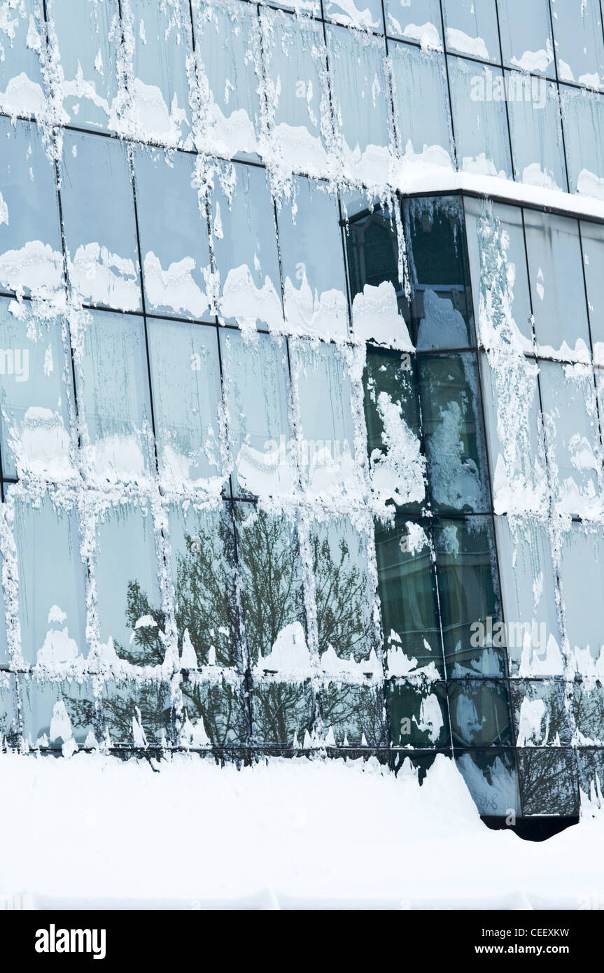 Congeladas las ventanas de un edificio de oficinas Fotografía de stock -  Alamy