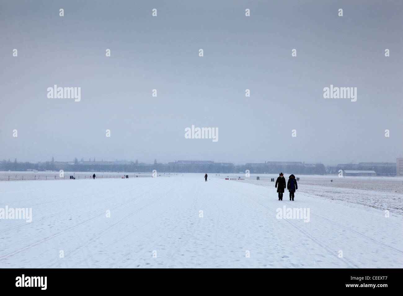 Berlín, Alemania el invierno en el aeropuerto de Tempelhof, que ha sido convertida en un parque Foto de stock