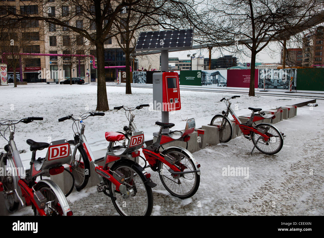Berlín, Alemania, el invierno aparcamiento para bicicletas en el alquiler de coches Foto de stock