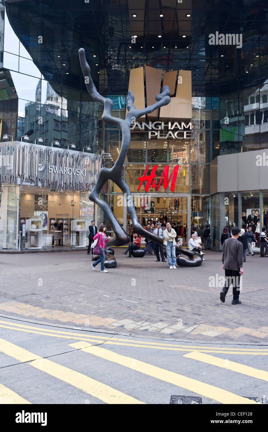 Entrada al DH Langham Place MONG KOK HONG KONG Kowloon Escultura moderna de bronce Happy Man del diseñador Larry Bell Far east shopping mall al aire libre Foto de stock