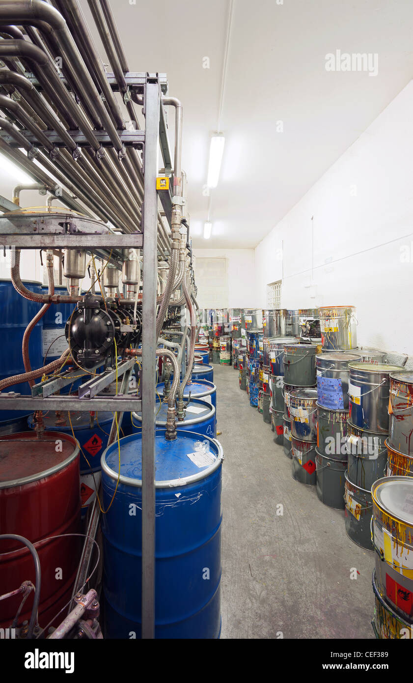 Interior de una fábrica para la sala de mezcla de tintas utilizadas en la  impresión Fotografía de stock - Alamy